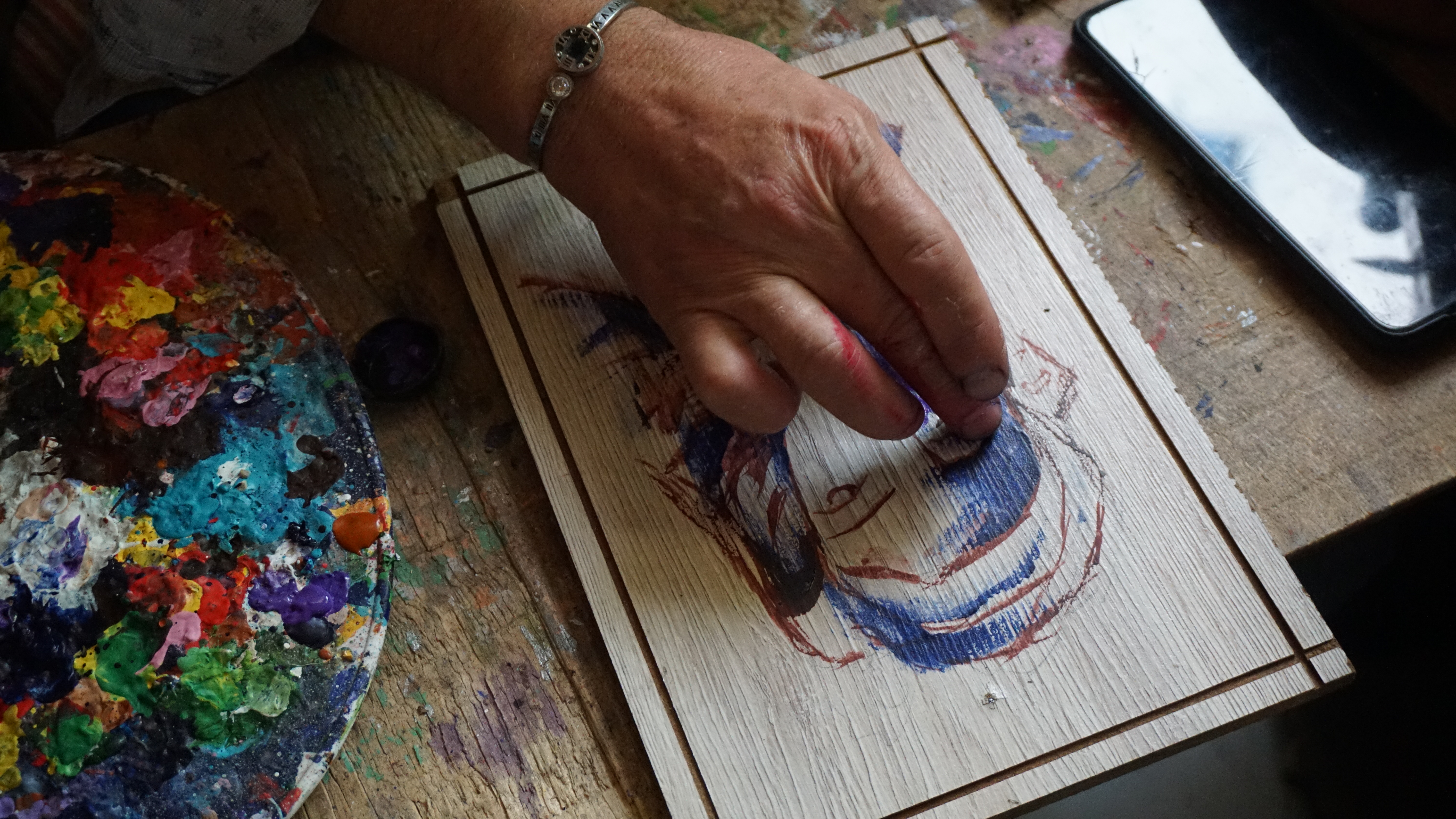 Ahşap Üzerine Özgün Sanat Çalışması ve Fırça Detayları